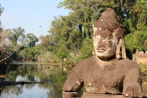 Kambodscha-Angkor-Figur-am-Fluss